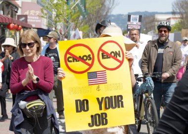 Alameda, CA - 5 Nisan 2025: Kimliği belirsiz katılımcılar OFF, Kaldır, Geri Al, Geri Al protestosu, Park Caddesi 'nde yürüyüş. Mevcut yönetimi protesto etmek.