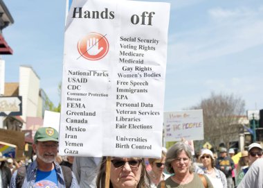 Alameda, CA - 5 Nisan 2025: Kimliği belirsiz katılımcılar OFF, Kaldır, Geri Al, Geri Al protestosu, Park Caddesi 'nde yürüyüş. Mevcut yönetimi protesto etmek.
