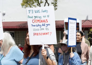 Alameda, CA - 5 Nisan 2025: Kimliği belirsiz katılımcılar OFF, Kaldır, Geri Al, Geri Al protestosu, Park Caddesi 'nde yürüyüş. Mevcut yönetimi protesto etmek.