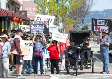 Alameda, CA - 5 Nisan 2025: Kimliği belirsiz katılımcılar OFF, Kaldır, Geri Al, Geri Al protestosu, Park Caddesi 'nde yürüyüş. Mevcut yönetimi protesto etmek.