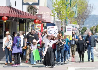 Alameda, CA - 5 Nisan 2025: Kimliği belirsiz katılımcılar OFF, Kaldır, Geri Al, Geri Al protestosu, Park Caddesi 'nde yürüyüş. Mevcut yönetimi protesto etmek.