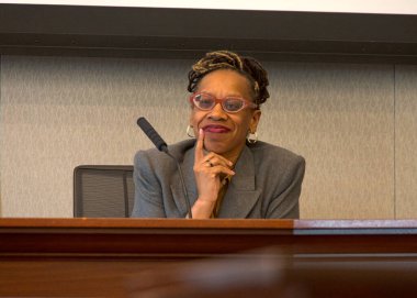 Alameda, CA - 25 Nisan 2025: Kongre üyesi Lateefah Simon, Kaliforniya Meclis üyesi Mia Bonta ile Alameda, CA 'daki belediye binasında yüz yüze görüştü..