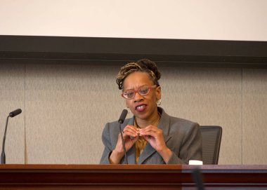 Alameda, CA - 25 Nisan 2025: Kongre üyesi Lateefah Simon, Kaliforniya Meclis üyesi Mia Bonta ile Alameda, CA 'daki belediye binasında yüz yüze görüştü..