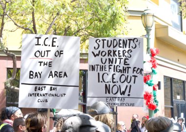 Oakland, CA - 1 Mayıs 2025: Uluslararası İşçi Bayramı olarak da bilinen 1 Mayıs 2025 'te Fruitvale Plaza' da düzenlenen protestoda kimliği belirsiz katılımcılar. İşçiler ve göçmen hakları için toplanma.