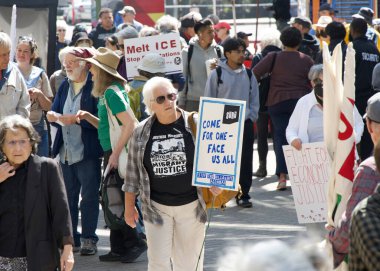 Oakland, CA - 1 Mayıs 2025: Uluslararası İşçi Bayramı olarak da bilinen 1 Mayıs 2025 'te Fruitvale Plaza' da düzenlenen protestoda kimliği belirsiz katılımcılar. İşçiler ve göçmen hakları için toplanma.