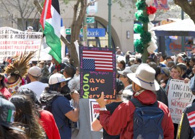 Oakland, CA - 1 Mayıs 2025: Uluslararası İşçi Bayramı olarak da bilinen 1 Mayıs 2025 'te Fruitvale Plaza' da düzenlenen protestoda kimliği belirsiz katılımcılar. İşçiler ve göçmen hakları için toplanma.