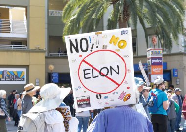 Oakland, CA - 1 Mayıs 2025: Uluslararası İşçi Bayramı olarak da bilinen 1 Mayıs 2025 'te Fruitvale Plaza' da düzenlenen protestoda kimliği belirsiz katılımcılar. İşçiler ve göçmen hakları için toplanma.