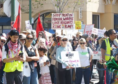 Oakland, CA - 1 Mayıs 2025: Uluslararası İşçi Bayramı olarak da bilinen 1 Mayıs 2025 'te Fruitvale Plaza' da düzenlenen protestoda kimliği belirsiz katılımcılar. İşçiler ve göçmen hakları için toplanma.