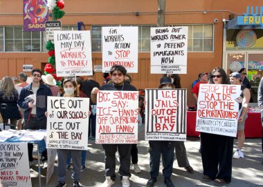 Oakland, CA - 1 Mayıs 2025: Uluslararası İşçi Bayramı olarak da bilinen 1 Mayıs 2025 'te Fruitvale Plaza' da düzenlenen protestoda kimliği belirsiz katılımcılar. İşçiler ve göçmen hakları için toplanma.