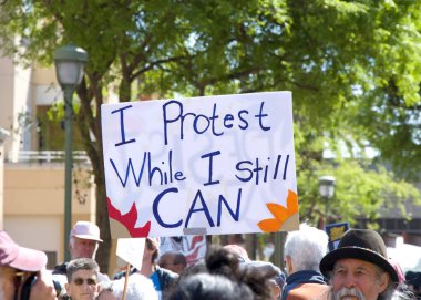 Oakland, CA - 1 Mayıs 2025: Uluslararası İşçi Bayramı olarak da bilinen 1 Mayıs 2025 'te Fruitvale Plaza' da düzenlenen protestoda kimliği belirsiz katılımcılar. İşçiler ve göçmen hakları için toplanma.