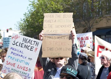 Oakland, CA - 1 Mayıs 2025: Uluslararası İşçi Bayramı olarak da bilinen 1 Mayıs 2025 'te Fruitvale Plaza' da düzenlenen protestoda kimliği belirsiz katılımcılar. İşçiler ve göçmen hakları için toplanma.