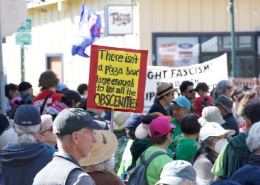 Oakland, CA - 1 Mayıs 2025: Uluslararası İşçi Bayramı olarak da bilinen 1 Mayıs 2025 'te Fruitvale Plaza' da düzenlenen protestoda kimliği belirsiz katılımcılar. İşçiler ve göçmen hakları için toplanma.