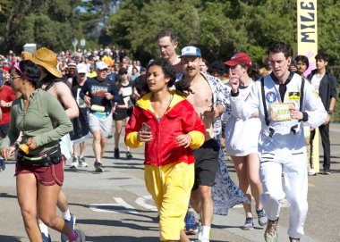 San Francisco, CA - 18 Mayıs 2025: 7 mil tabelasını geçen yıllık Bay to Breakers yarışına katılanlar. Bay to Breakers, eğlenceli kostümler giyen birçok katılımcısıyla ünlüdür..