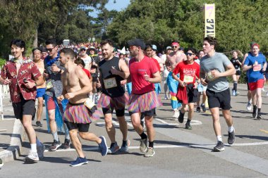 San Francisco, CA - 18 Mayıs 2025: 7 mil tabelasını geçen yıllık Bay to Breakers yarışına katılanlar. Bay to Breakers, eğlenceli kostümler giyen birçok katılımcısıyla ünlüdür..