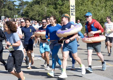 San Francisco, CA - 18 Mayıs 2025: 7 mil tabelasını geçen yıllık Bay to Breakers yarışına katılanlar. Bay to Breakers, eğlenceli kostümler giyen birçok katılımcısıyla ünlüdür..