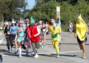 San Francisco, CA - 18 Mayıs 2025: 7 mil tabelasını geçen yıllık Bay to Breakers yarışına katılanlar. Bay to Breakers, eğlenceli kostümler giyen birçok katılımcısıyla ünlüdür..