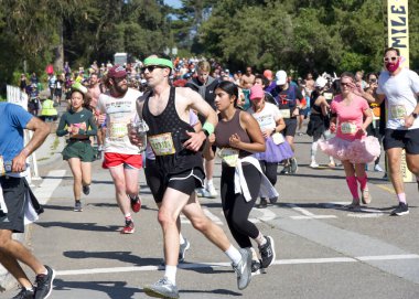 San Francisco, CA - 18 Mayıs 2025: 7 mil tabelasını geçen yıllık Bay to Breakers yarışına katılanlar. Bay to Breakers, eğlenceli kostümler giyen birçok katılımcısıyla ünlüdür..