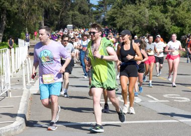 San Francisco, CA - 18 Mayıs 2025: 7 mil tabelasını geçen yıllık Bay to Breakers yarışına katılanlar. Bay to Breakers, eğlenceli kostümler giyen birçok katılımcısıyla ünlüdür..