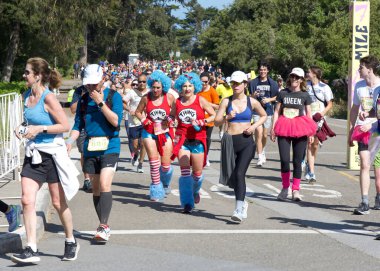 San Francisco, CA - 18 Mayıs 2025: 7 mil tabelasını geçen yıllık Bay to Breakers yarışına katılanlar. Bay to Breakers, eğlenceli kostümler giyen birçok katılımcısıyla ünlüdür..