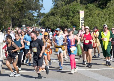 San Francisco, CA - 18 Mayıs 2025: 7 mil tabelasını geçen yıllık Bay to Breakers yarışına katılanlar. Bay to Breakers, eğlenceli kostümler giyen birçok katılımcısıyla ünlüdür..