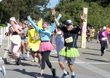 San Francisco, CA - 18 Mayıs 2025: 7 mil tabelasını geçen yıllık Bay to Breakers yarışına katılanlar. Bay to Breakers, eğlenceli kostümler giyen birçok katılımcısıyla ünlüdür..