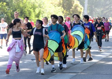 San Francisco, CA - 18 Mayıs 2025: Bitiş çizgisine yakın Golden Gate Park 'taki yıllık Bay to Breakers yarışmasına katılanlar. Bay to Breakers eğlenceli kostümler giyen katılımcılarıyla ünlüdür..