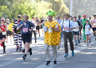 San Francisco, CA - 18 Mayıs 2025: Bitiş çizgisine yakın Golden Gate Park 'taki yıllık Bay to Breakers yarışmasına katılanlar. Bay to Breakers eğlenceli kostümler giyen katılımcılarıyla ünlüdür..
