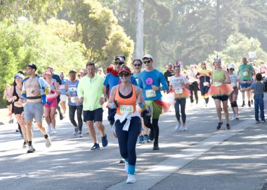 San Francisco, CA - 18 Mayıs 2025: Bitiş çizgisine yakın Golden Gate Park 'taki yıllık Bay to Breakers yarışmasına katılanlar. Bay to Breakers eğlenceli kostümler giyen katılımcılarıyla ünlüdür..