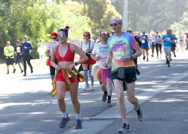 San Francisco, CA - 18 Mayıs 2025: Bitiş çizgisine yakın Golden Gate Park 'taki yıllık Bay to Breakers yarışmasına katılanlar. Bay to Breakers eğlenceli kostümler giyen katılımcılarıyla ünlüdür..
