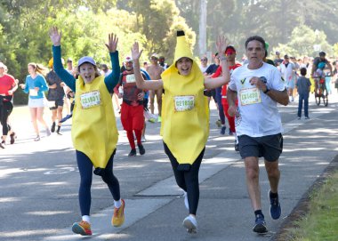 San Francisco, CA - 18 Mayıs 2025: Bitiş çizgisine yakın Golden Gate Park 'taki yıllık Bay to Breakers yarışmasına katılanlar. Bay to Breakers eğlenceli kostümler giyen katılımcılarıyla ünlüdür..