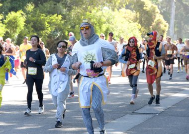 San Francisco, CA - 18 Mayıs 2025: Bitiş çizgisine yakın Golden Gate Park 'taki yıllık Bay to Breakers yarışmasına katılanlar. Bay to Breakers eğlenceli kostümler giyen katılımcılarıyla ünlüdür..