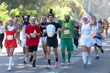 San Francisco, CA - 18 Mayıs 2025: Bitiş çizgisine yakın Golden Gate Park 'taki yıllık Bay to Breakers yarışmasına katılanlar. Bay to Breakers eğlenceli kostümler giyen katılımcılarıyla ünlüdür..