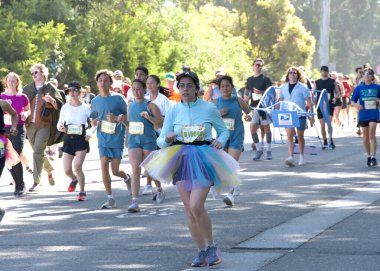 San Francisco, CA - 18 Mayıs 2025: Bitiş çizgisine yakın Golden Gate Park 'taki yıllık Bay to Breakers yarışmasına katılanlar. Bay to Breakers eğlenceli kostümler giyen katılımcılarıyla ünlüdür..