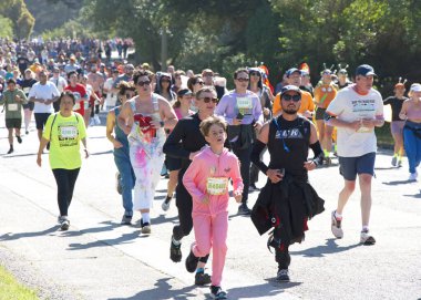 San Francisco, CA - 18 Mayıs 2025: Bitiş çizgisine yakın Golden Gate Park 'taki yıllık Bay to Breakers yarışmasına katılanlar. Bay to Breakers eğlenceli kostümler giyen katılımcılarıyla ünlüdür..