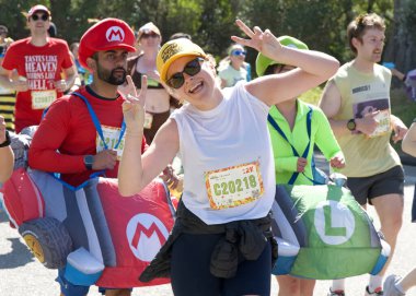 San Francisco, CA - 18 Mayıs 2025: Bitiş çizgisine yakın Golden Gate Park 'taki yıllık Bay to Breakers yarışmasına katılanlar. Bay to Breakers eğlenceli kostümler giyen katılımcılarıyla ünlüdür..