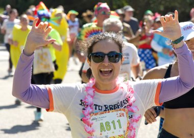 San Francisco, CA - 18 Mayıs 2025: Bitiş çizgisine yakın Golden Gate Park 'taki yıllık Bay to Breakers yarışmasına katılanlar. Bay to Breakers eğlenceli kostümler giyen katılımcılarıyla ünlüdür..