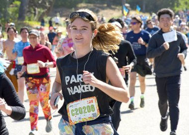 San Francisco, CA - 18 Mayıs 2025: Bitiş çizgisine yakın Golden Gate Park 'taki yıllık Bay to Breakers yarışmasına katılanlar. Bay to Breakers eğlenceli kostümler giyen katılımcılarıyla ünlüdür..