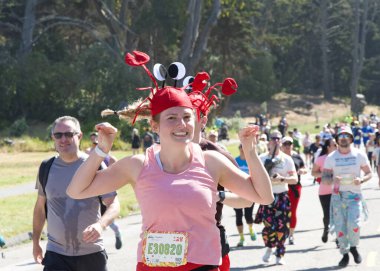 San Francisco, CA - 18 Mayıs 2025: Bitiş çizgisine yakın Golden Gate Park 'taki yıllık Bay to Breakers yarışmasına katılanlar. Bay to Breakers eğlenceli kostümler giyen katılımcılarıyla ünlüdür..