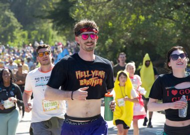 San Francisco, CA - 18 Mayıs 2025: Bitiş çizgisine yakın Golden Gate Park 'taki yıllık Bay to Breakers yarışmasına katılanlar. Bay to Breakers eğlenceli kostümler giyen katılımcılarıyla ünlüdür..