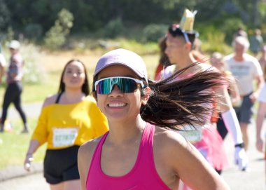 San Francisco, CA - 18 Mayıs 2025: Bitiş çizgisine yakın Golden Gate Park 'taki yıllık Bay to Breakers yarışmasına katılanlar. Bay to Breakers eğlenceli kostümler giyen katılımcılarıyla ünlüdür..