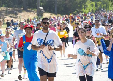 San Francisco, CA - 18 Mayıs 2025: Bitiş çizgisine yakın Golden Gate Park 'taki yıllık Bay to Breakers yarışmasına katılanlar. Bay to Breakers eğlenceli kostümler giyen katılımcılarıyla ünlüdür..