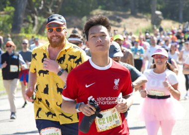 San Francisco, CA - 18 Mayıs 2025: Bitiş çizgisine yakın Golden Gate Park 'taki yıllık Bay to Breakers yarışmasına katılanlar. Bay to Breakers eğlenceli kostümler giyen katılımcılarıyla ünlüdür..