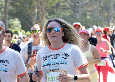 San Francisco, CA - 18 Mayıs 2025: Bitiş çizgisine yakın Golden Gate Park 'taki yıllık Bay to Breakers yarışmasına katılanlar. Bay to Breakers eğlenceli kostümler giyen katılımcılarıyla ünlüdür.