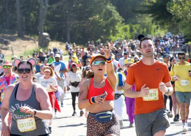 San Francisco, CA - 18 Mayıs 2025: Bitiş çizgisine yakın Golden Gate Park 'taki yıllık Bay to Breakers yarışmasına katılanlar. Bay to Breakers eğlenceli kostümler giyen katılımcılarıyla ünlüdür..