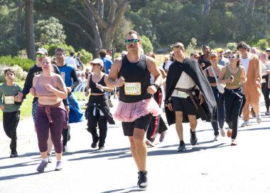 San Francisco, CA - 18 Mayıs 2025: Bitiş çizgisine yakın Golden Gate Park 'taki yıllık Bay to Breakers yarışmasına katılanlar. Bay to Breakers eğlenceli kostümler giyen katılımcılarıyla ünlüdür..