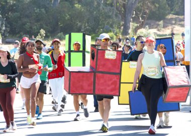 San Francisco, CA - 18 Mayıs 2025: Bitiş çizgisine yakın Golden Gate Park 'taki yıllık Bay to Breakers yarışmasına katılanlar. Bay to Breakers eğlenceli kostümler giyen katılımcılarıyla ünlüdür..