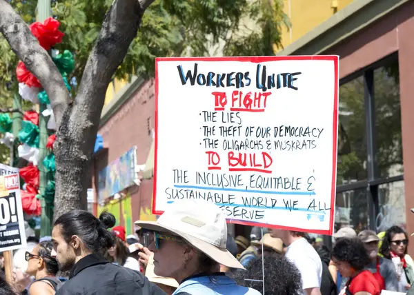 Oakland, CA - 1 Mayıs 2025: Uluslararası İşçi Bayramı olarak da bilinen 1 Mayıs 2025 'te Fruitvale Plaza' da düzenlenen protestoda kimliği belirsiz katılımcılar. İşçiler ve göçmen hakları için toplanma.