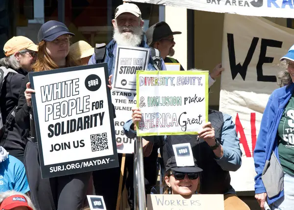 Oakland, CA - 1 Mayıs 2025: Uluslararası İşçi Bayramı olarak da bilinen 1 Mayıs 2025 'te Fruitvale Plaza' da düzenlenen protestoda kimliği belirsiz katılımcılar. İşçiler ve göçmen hakları için toplanma.