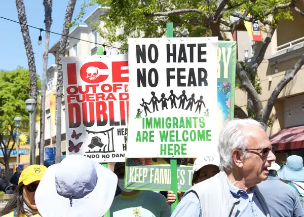 Oakland, CA - 1 Mayıs 2025: Uluslararası İşçi Bayramı olarak da bilinen 1 Mayıs 2025 'te Fruitvale Plaza' da düzenlenen protestoda kimliği belirsiz katılımcılar. İşçiler ve göçmen hakları için toplanma.