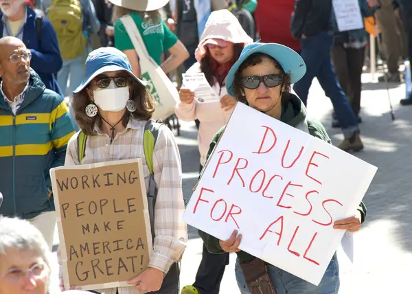 Oakland, CA - 1 Mayıs 2025: Uluslararası İşçi Bayramı olarak da bilinen 1 Mayıs 2025 'te Fruitvale Plaza' da düzenlenen protestoda kimliği belirsiz katılımcılar. İşçiler ve göçmen hakları için toplanma.